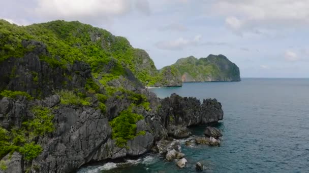 절벽이있는 해안선 엘니도 팔라완 필리핀의 충돌하는 — 비디오