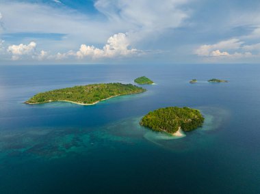 Bir grup ada ve mavi deniz. Mavi gökyüzü ve bulutlar. Zamboanga 'da. Mindanao, Filipinler.