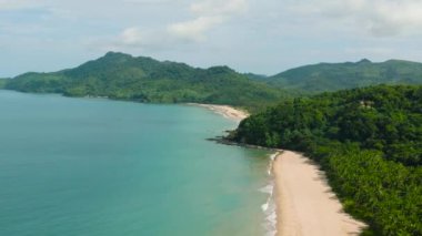 Dagmay Sahili ve okyanus dalgalı Mariposa Sahili 'nin insansız hava aracı manzarası. El Nido, Palawan. Filipinler.