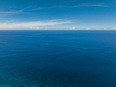 Güzel derin mavi deniz ve bulutlu gökyüzü, deniz manzaralı. Mindanao, Filipinler.