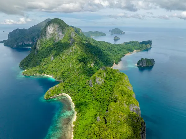 Plajları ve dağ ormanları olan Cadlao Adası. Filipinler 'de El Nido.