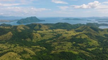 Busuanga, Palawan 'daki dağ vadilerinin ve tepelerin havadan görünüşü. Filipinler.