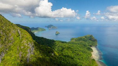 El Nido, Palawan 'daki tropik adalar ve mavi deniz manzarası. Filipinler.