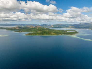 Mavi denizli Uson Adası. Mavi gökyüzü ve bulutlar. Koron, Filipinler.