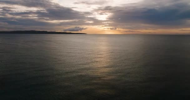 Latanie Nad Morzem Odbiciem Zachodu Słońca Wyspa Carabao Romblon Filipiny — Wideo stockowe