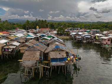 Zamboanga del Sur 'daki Gecekondu Stilt Evleri' nin deniz üzerindeki hava manzarası. Mindanao, Filipinler.