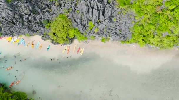 Miniloc岛上的一个有皮划艇的大泻湖El Nido Palawan 菲律宾 — 图库视频影像
