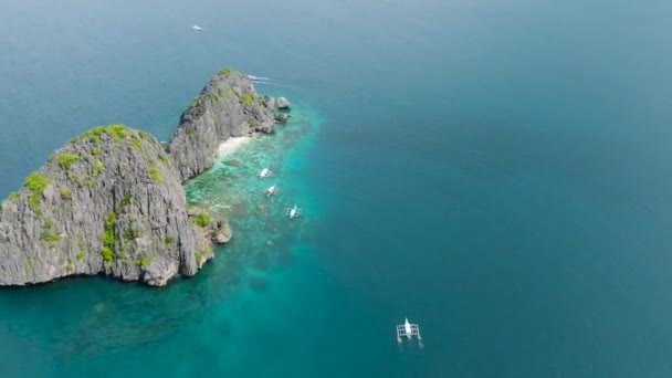 Вид Воздуха Туристические Лодки Плывущие Синему Морю Острова Эль Нидо — стоковое видео