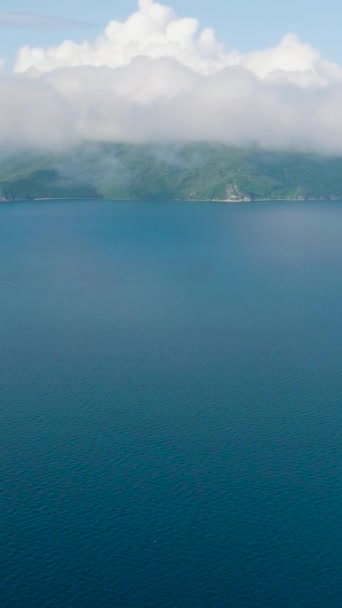 Голубое Море Тропический Остров Голубое Небо Облака Ромблон Филиппины Вертикальный — стоковое видео