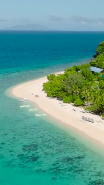 コブラドール島の白い砂浜の上の釣りボート ロムブロン フィリピン 垂直ビュー — ストック動画