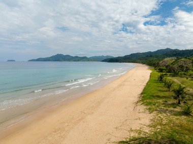 Okyanus dalgaları Duli Sahili 'nde kumlara çarpıyor. El Nido, Filipinler.