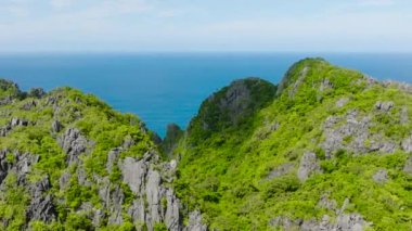 Matinloc Adası üzerindeki kireçtaşı kayaları. El Nido, Palawan. Filipinler.