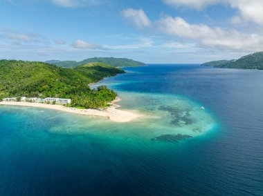 Logbon Adası 'ndaki beyaz kumsalda tekneleri olan bir sahil. Romblon, Filipinler.