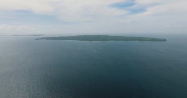 Mavi deniz ve dalgalarla çevrili Carabao Adası 'nın havadan görüntüsü. Romblon, Filipinler.