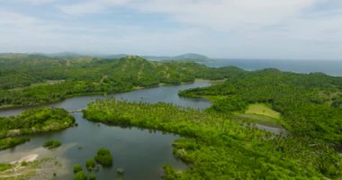 Yağmur ormanları, çeltik tarlaları ve Santa Fe, Tablas, Romblon 'daki göl manzarası. Filipinler.