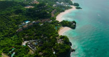 Plaj Resort 'larının beyaz kumlu havadan görünüşü ve güneş yansımalı kristal berrak su. Boracay, Filipinler.