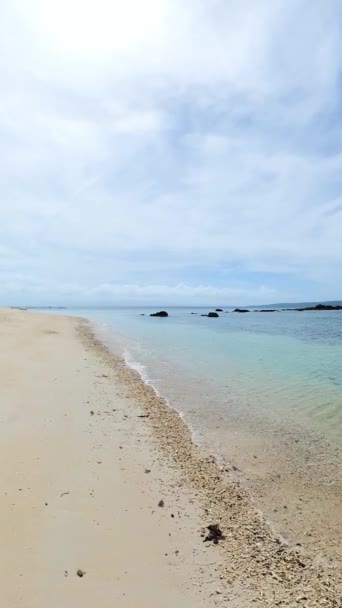 Sandstrand Mit Kristallklarem Wasser Blauer Himmel Und Wolken Santa Insel — Stockvideo