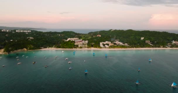 Тропічний Пляж Порошковим Піском Бірюзовою Водою Вітрильні Човни Боракай Філіппіни — стокове відео