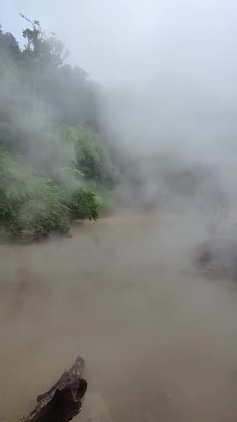 Καπνός Από Λίμνη Λάσπης Που Βράζει Στο Βουνό Λάσπη Agco — Αρχείο Βίντεο