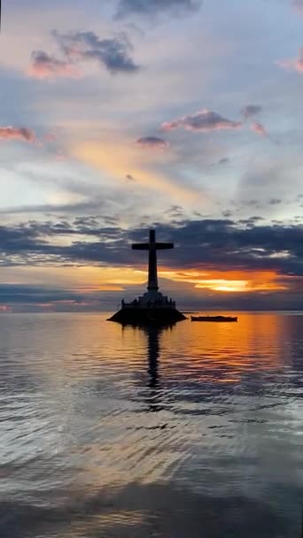 Batık Mezarlığın Yanında Gün Batımına Yakın Bir Tekne Camiguin Adası — Stok video