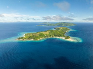 Mavi denizle çevrili kumlu sahilleri olan Logbon Adası. Romblon, Romblon. Filipinler.