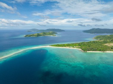 Beyaz kum plajı ve turkuaz deniz suyuyla tropik ada manzarası. Romblon, Romblon. Filipinler.