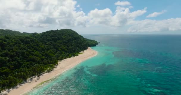 プカシェルビーチの空中ビュー サンゴとターコイズの水を反射する太陽 ボラカイ フィリピン — ストック動画