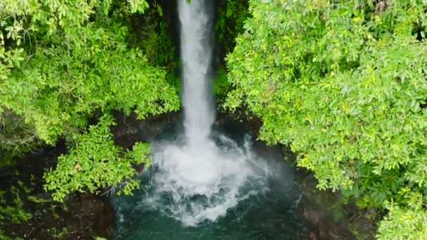 Wasserfall Umgeben Von Üppigem Grün Tuasan Falls Camiguin Island Philippinen — Stockvideo