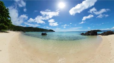 Kumlu sahil şeridi ve kristal berrak deniz suyu ve dalgaları. Tiamban Sahili. Romblon Adası. Filipinler.