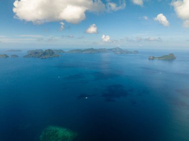 Mavi denizle çevrili tropik adalar. El Nido, Palawan. Filipinler. Deniz Burnu.