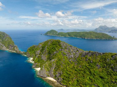 Matinloc 'taki beyaz kumlu plajlar. El Nido, Filipinler 'deki adalar.