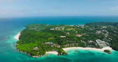 Boracay Adası üzerinde mavi gökyüzü ve bulutlarla kaplı tropik sahil şeridi. Filipinler.