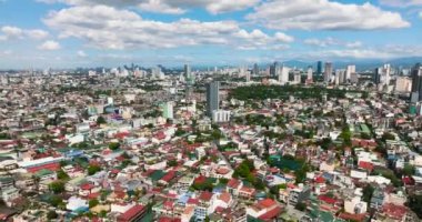 Mandaluyong City 'deki binaların, caddelerin ve kulelerin en üst görüntüsü. Filipinler.
