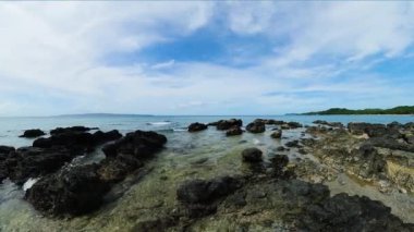 Kayalık kıyı şeridine okyanus dalgaları sıçrıyor. Santa Fe, Tablo Adası. Romblon, Filipinler.