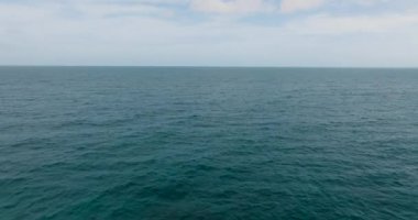 Santa Fe, Tablas, Romblon 'da dalgalarla mavi denizin üzerinde uçuyor. Filipinler.