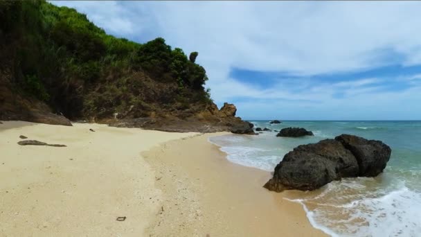 Τυρκουάζ Κύματα Συντρίβονται Πάνω Από Την Αμμώδη Παραλία Και Βράχια — Αρχείο Βίντεο