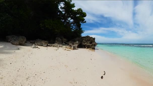 Praia Com Praia Areia Belas Ondas Oceânicas Céu Azul Nuvens — Vídeo de Stock