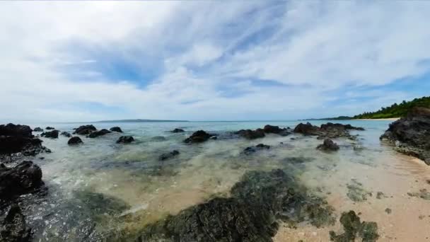 Kıyıdaki Kayaların Üzerinden Okyanus Dalgaları Süzülüyor Santa Tablo Adası Romblon — Stok video