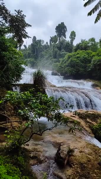 Aliwagwag Falls Corriente Agua Sobre Las Rocas Mindanao Filipinas Vista — Vídeos de Stock
