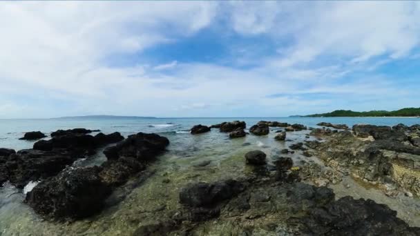 Κύματα Του Ωκεανού Πέφτουν Πάνω Από Βραχώδη Ακτή Σάντα Νησί — Αρχείο Βίντεο