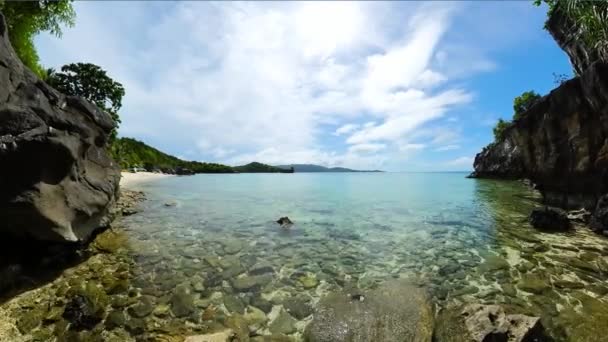 Água Limpa Sobre Rochas Praia Com Reflexo Solar Ilha Cobrador — Vídeo de Stock