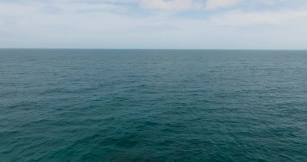 サンタフェ タブラス ロムブロンで波で青い海の上を飛んでいる フィリピン — ストック動画