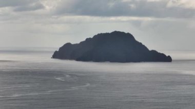 Mavi denizle çevrili adanın üzerindeki bulutlu gökyüzü. Filipinler.