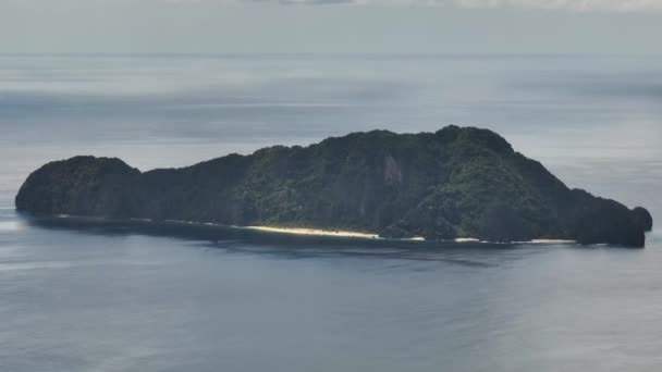 Île Avec Plage Sable Blanc Entourée Par Mer Bleue Palawan — Video