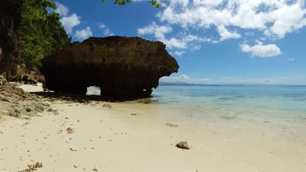 Praia Tropical Com Ondas Oceânicas Sohoton Cove Socorro Surigao Del — Vídeo de Stock