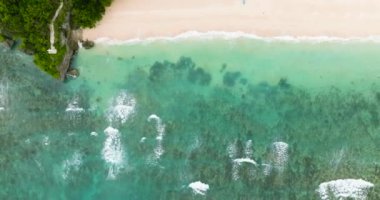 Beyaz kumsaldaki deniz dalgalarının en üst görüntüsü. Ilig Iligan Sahili. Boracay, Filipinler.