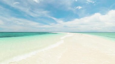 Kıyısında güzel okyanus dalgaları olan Beyaz Ada. Camiguin Adası. Filipinler.