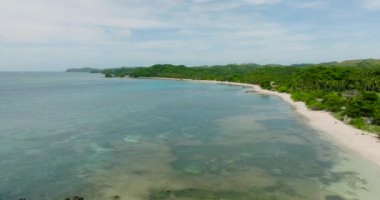 Mercan resifleri ve beyaz kumlu berrak su. Santa Fe 'deki Rocky plajı, Tablalar, Romblon. Filipinler.