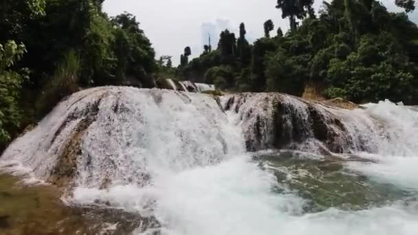 瀑布在岩石上飞溅 Aliwagwag Falls 菲律宾棉兰老岛 — 图库视频影像