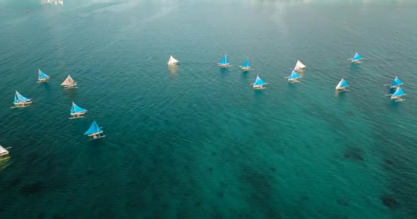 ターコイズの水の上を走るパラシューセーリングボートのトップビュー ボラカイ フィリピン — ストック動画